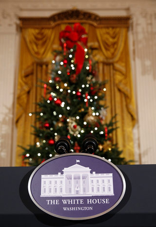 2016-11-29T165422Z_1847273961_RC13E5439CE0_RTRMADP_3_CHRISTMAS-SEASON-WHITEHOUSE.JPG