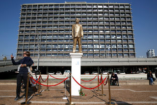 2016-12-06T105222Z_1154860101_RC157F18EB20_RTRMADP_3_ISRAEL-NETANYAHU-STATUE.JPG
