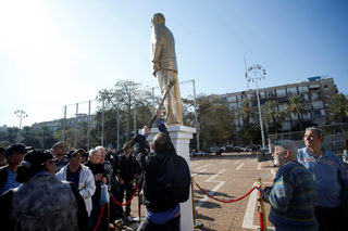 2016-12-06T131036Z_1376745965_RC1FAEE6BCF0_RTRMADP_3_ISRAEL-NETANYAHU-STATUE.JPG