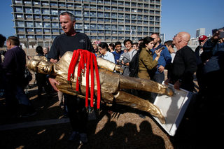 2016-12-06T132754Z_868676921_RC1F5FD5C600_RTRMADP_3_ISRAEL-NETANYAHU-STATUE.JPG