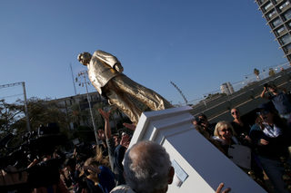 2016-12-06T134050Z_1489115394_RC18AC17BD00_RTRMADP_3_ISRAEL-NETANYAHU-STATUE.JPG