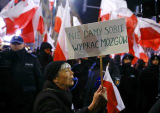 2016-12-13T163355Z_2105748114_LR1ECCD1A081Q_RTRMADP_3_POLAND-POLITICS-PROTESTS.JPG