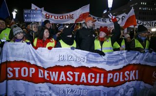 2016-12-13T171127Z_1539399265_LR1ECCD1BQR2N_RTRMADP_3_POLAND-POLITICS-PROTESTS.JPG