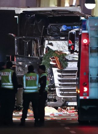 2016-12-19T222502Z_2112515348_LR1ECCJ1Q9FKL_RTRMADP_3_GERMANY-TRUCK.JPG