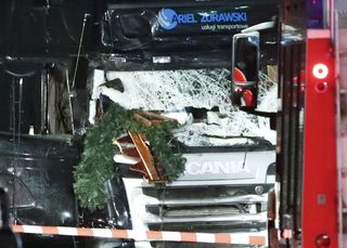 2016-12-19T221931Z_730569354_LR1ECCJ1Q07KB_RTRMADP_3_GERMANY-TRUCK.JPG