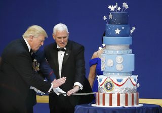 2017-01-21T043031Z_376620636_HT1ED1L0CIECW_RTRMADP_3_USA-TRUMP-INAUGURATION-BALLS.JPG
