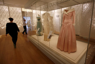 2017-02-22T182040Z_432715513_RC135CA5DF00_RTRMADP_3_BRITAIN-ROYALS-DIANA-DRESSES.JPG