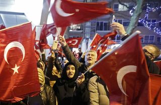 2017-03-11T191712Z_931427726_LR1ED3B1HKDPA_RTRMADP_3_TURKEY-REFERENDUM-NETHERLANDS.JPG