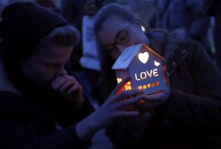 2017-03-23T184304Z_547203401_LR1ED3N1FZHHW_RTRMADP_3_BRITAIN-SECURITY-VIGIL.JPG