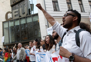 2017-04-02T175321Z_587138696_RC11D0075550_RTRMADP_3_HUNGARY-SOROS-PROTEST.JPG