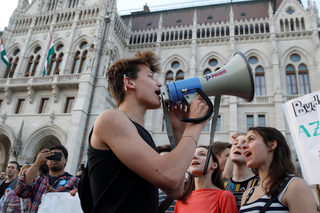 2017-04-02T180258Z_715609508_RC1597F1AFF0_RTRMADP_3_HUNGARY-SOROS-PROTEST.JPG