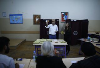 2017-04-16T144108Z_544824604_UP1ED4G14SJZR_RTRMADP_3_TURKEY-REFERENDUM.JPG