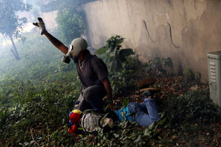 2017-04-19T160856Z_2029728159_RC1A8FF1EDB0_RTRMADP_3_VENEZUELA-POLITICS-PROTESTS.JPG