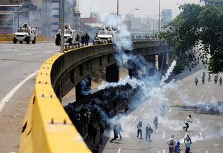 2017-04-19T185435Z_754617060_RC1BCDA1D910_RTRMADP_3_VENEZUELA-POLITICS-PROTESTS.JPG