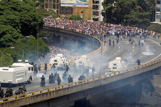 2017-04-19T193620Z_1844886945_RC1CFF311F30_RTRMADP_3_VENEZUELA-POLITICS-PROTESTS.JPG