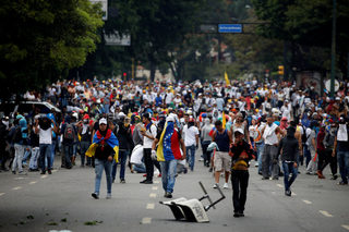 2017-04-19T194137Z_452305963_RC17E5A9C8B0_RTRMADP_3_VENEZUELA-POLITICS-PROTESTS.JPG