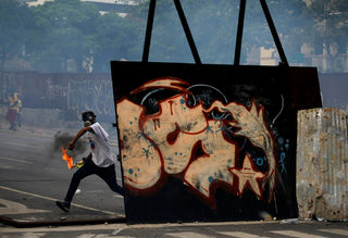 2017-04-19T211639Z_1583360849_RC1789CA5870_RTRMADP_3_VENEZUELA-POLITICS-PROTESTS.JPG