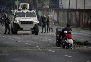 2017-04-19T215340Z_72087844_RC18D3F06590_RTRMADP_3_VENEZUELA-POLITICS-PROTESTS.JPG