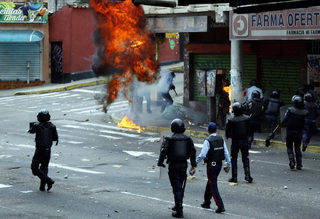 2017-04-20T005946Z_1581091661_RC14E1B35D60_RTRMADP_3_VENEZUELA-POLITICS-PROTEST.JPG