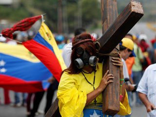2017-04-24T153059Z_1317076253_RC1CA6AE2DE0_RTRMADP_3_VENEZUELA-POLITICS.JPG