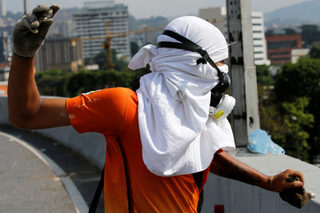 2017-04-24T201237Z_1699002059_RC1F297A3B20_RTRMADP_3_VENEZUELA-POLITICS.JPG