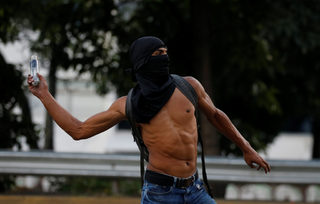 2017-04-24T232802Z_1801392611_RC14DEA5E650_RTRMADP_3_VENEZUELA-POLITICS.JPG