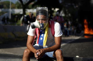 2017-04-25T001707Z_1563783556_RC1952727800_RTRMADP_3_VENEZUELA-POLITICS.JPG