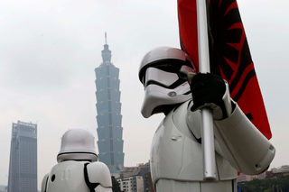 2017-05-04T090453Z_1490819548_RC132609DA30_RTRMADP_3_FILM-STARWARS.JPG