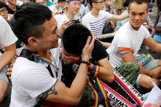 2017-05-24T084943Z_1171802535_RC1753EF7E20_RTRMADP_3_TAIWAN-LGBT-MARRIAGE.JPG