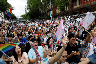 2017-05-24T085618Z_1554738981_RC1DB11CC640_RTRMADP_3_TAIWAN-LGBT-MARRIAGE.JPG