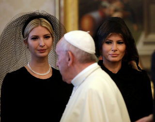 2017-05-24T075254Z_1678367987_RC195FC60DD0_RTRMADP_3_USA-TRUMP-POPE.jpg