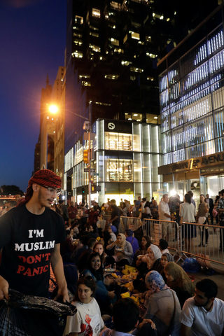 2017-06-02T020714Z_974636617_RC1BD12D45E0_RTRMADP_3_USA-TRUMP-PROTEST.JPG