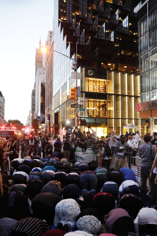 2017-06-02T020704Z_883537793_RC1E8AA01CD0_RTRMADP_3_USA-TRUMP-PROTEST.JPG