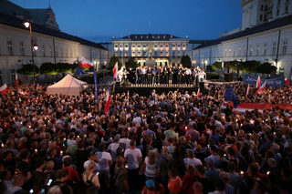 2017-07-20T194223Z_1355904690_RC12997DEFB0_RTRMADP_3_POLAND-POLITICS-PROTEST.JPG