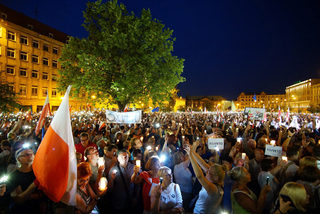 2017-07-20T205741Z_1079988774_RC171F2AC300_RTRMADP_3_POLAND-POLITICS-PROTEST.JPG