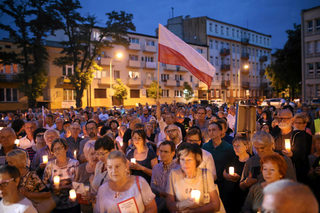2017-07-20T215505Z_181382246_RC1563505DC0_RTRMADP_3_POLAND-POLITICS-JUDICIARY-VOTE.JPG
