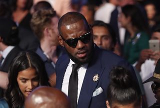 2017-08-27T035609Z_2074247201_HP1ED8R0AXK47_RTRMADP_3_BOXING-MAYWEATHER-MCGREGOR.JPG