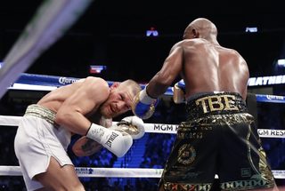 2017-08-27T045502Z_296507803_HP1ED8R0DNP75_RTRMADP_3_BOXING-MAYWEATHER-MCGREGOR.JPG