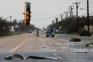 2017-08-26T201029Z_1005088979_RC1978A31D90_RTRMADP_3_STORM-HARVEY.JPG