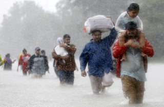 2017-08-28T222200Z_423615068_RC1185055A60_RTRMADP_3_STORM-HARVEY-EVACUATION.JPG