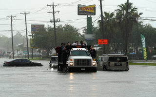 2017-08-28T225512Z_2106391481_RC15F093F610_RTRMADP_3_STORM-HARVEY.JPG
