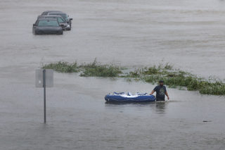 2017-08-29T014642Z_2010759452_RC1182C3DDB0_RTRMADP_3_STORM-HARVEY.JPG