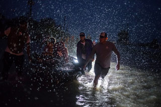 2017-08-29T055607Z_1734415916_RC1BFC498500_RTRMADP_3_STORM-HARVEY.JPG