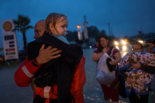 2017-08-29T060019Z_1963197080_RC1353EE52B0_RTRMADP_3_STORM-HARVEY.JPG