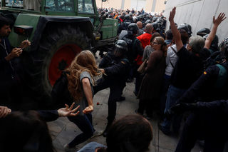 2017-10-01T080321Z_390959900_RC11A53FB960_RTRMADP_3_SPAIN-POLITICS-CATALONIA.JPG