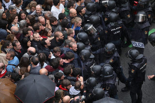2017-10-01T091631Z_2135480749_RC1E2B8639A0_RTRMADP_3_SPAIN-POLITICS-CATALONIA.JPG
