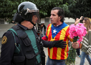 2017-10-01T103507Z_1852938509_RC192B492400_RTRMADP_3_SPAIN-POLITICS-CATALONIA.JPG
