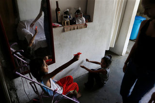 2017-10-05T121855Z_1330973518_RC1EA510FFA0_RTRMADP_3_VENEZUELA-CHILDREN.JPG