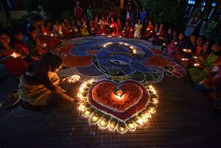 2017-10-19T145115Z_1478449608_RC17DC7E4700_RTRMADP_3_RELIGION-DIWALI.JPG
