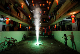 2017-10-19T174353Z_496421149_RC18DEEB62F0_RTRMADP_3_RELIGION-DIWALI.JPG